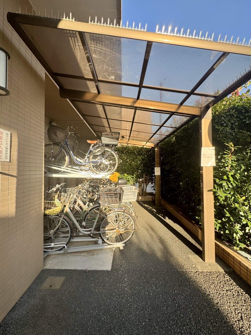 【駐輪場】マンション敷地内に駐輪場が設置されています。屋根があり、日差しや雨風にさらされず、自転車の劣化を防げます。