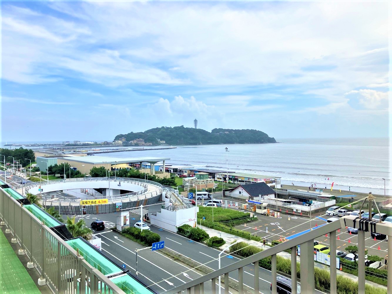 【屋上からの眺望】屋上からは江ノ島を望めます（天候による）。リラックスしたひと時をお過ごしいただけます。
