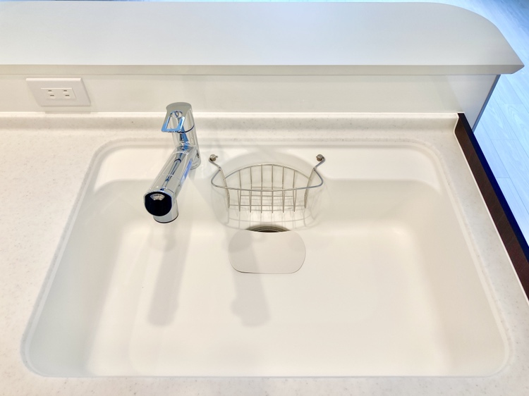 【キッチン】センターポケットシンクが採用されています。浄水器が搭載されており、いつでも美味しい水で調理可能。調乳や離乳食作りにも重宝しそうです。