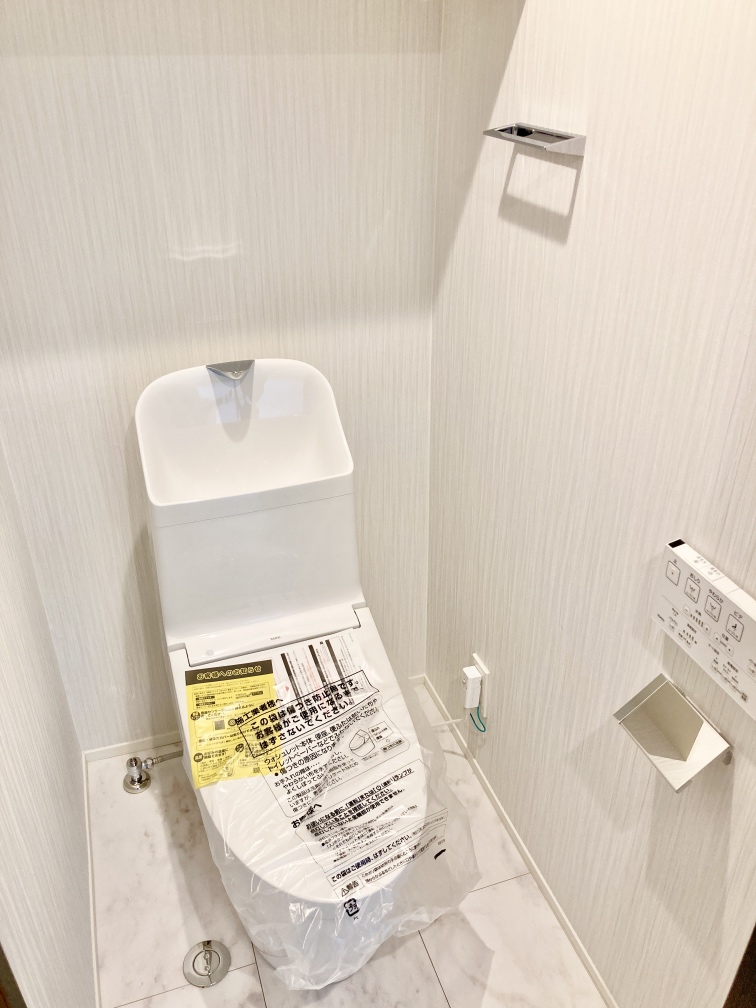 【トイレ】温水洗浄便座が搭載されており、一年中快適にご利用いただけます。リモコンは、操作がしやすい壁付けタイプです。