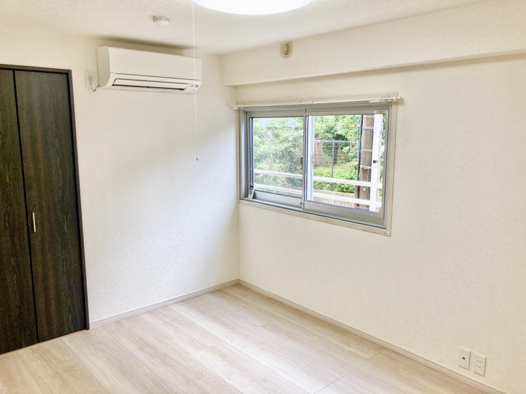 【洋室/約6.0帖(南側)】腰高窓のため壁面が多く、家具の配置がしやすい仕様。シンプルな内装のため、お好みのインテリアで空間造りを楽しめそうです。