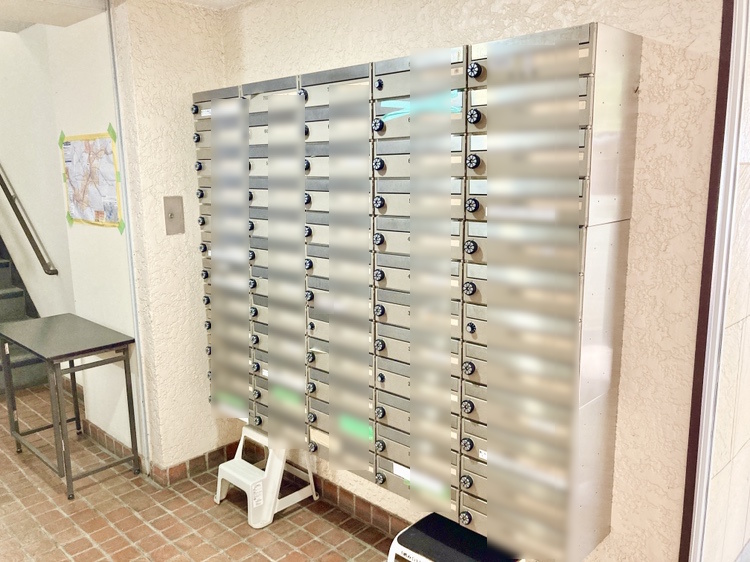 【共用部】階段横にはダイヤルロック式の集合ポストが設置されています。帰宅時などに郵便物の確認がしやすいです。