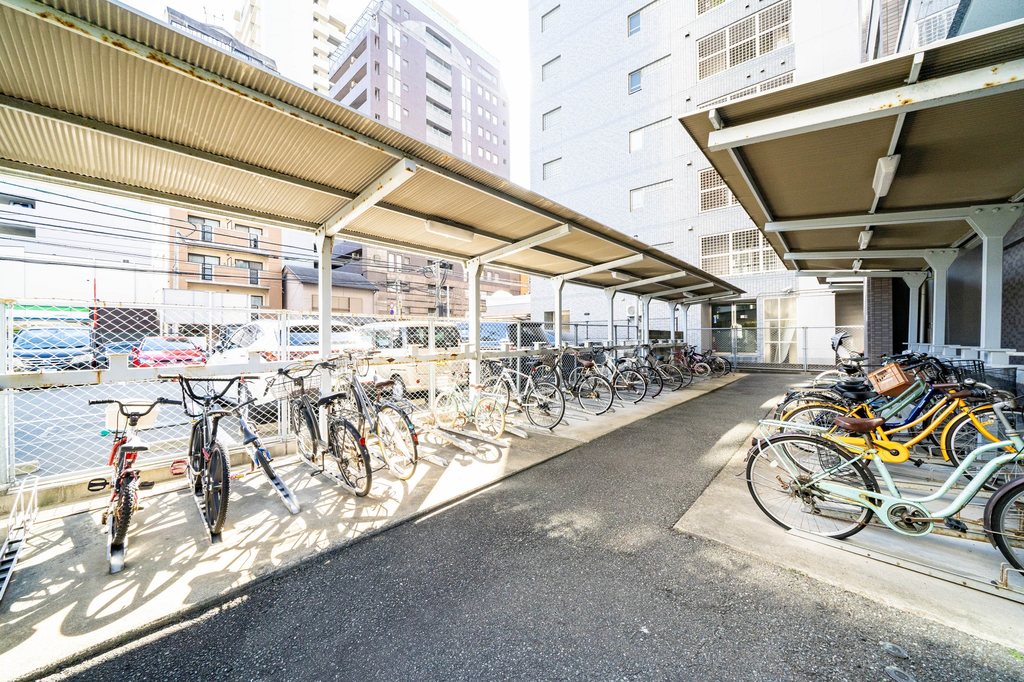 大切な自転車を雨風から守れる、屋根のある駐輪場をご利用いただけます。空き状況はお問い合わせください。