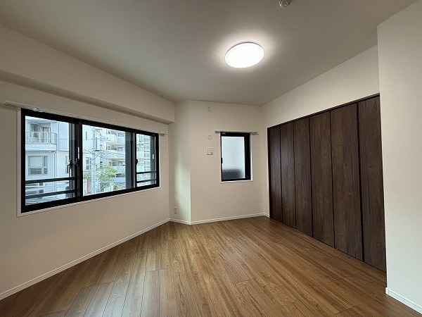 約7.5帖の洋室　収納大容量です