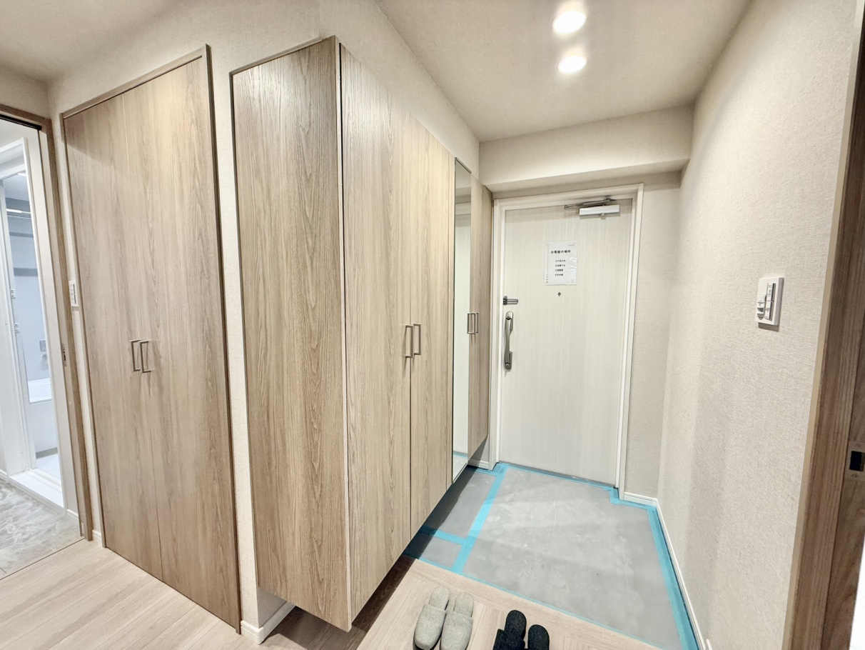 ブーツなどもしっかり仕舞えるシューズクローゼットです。