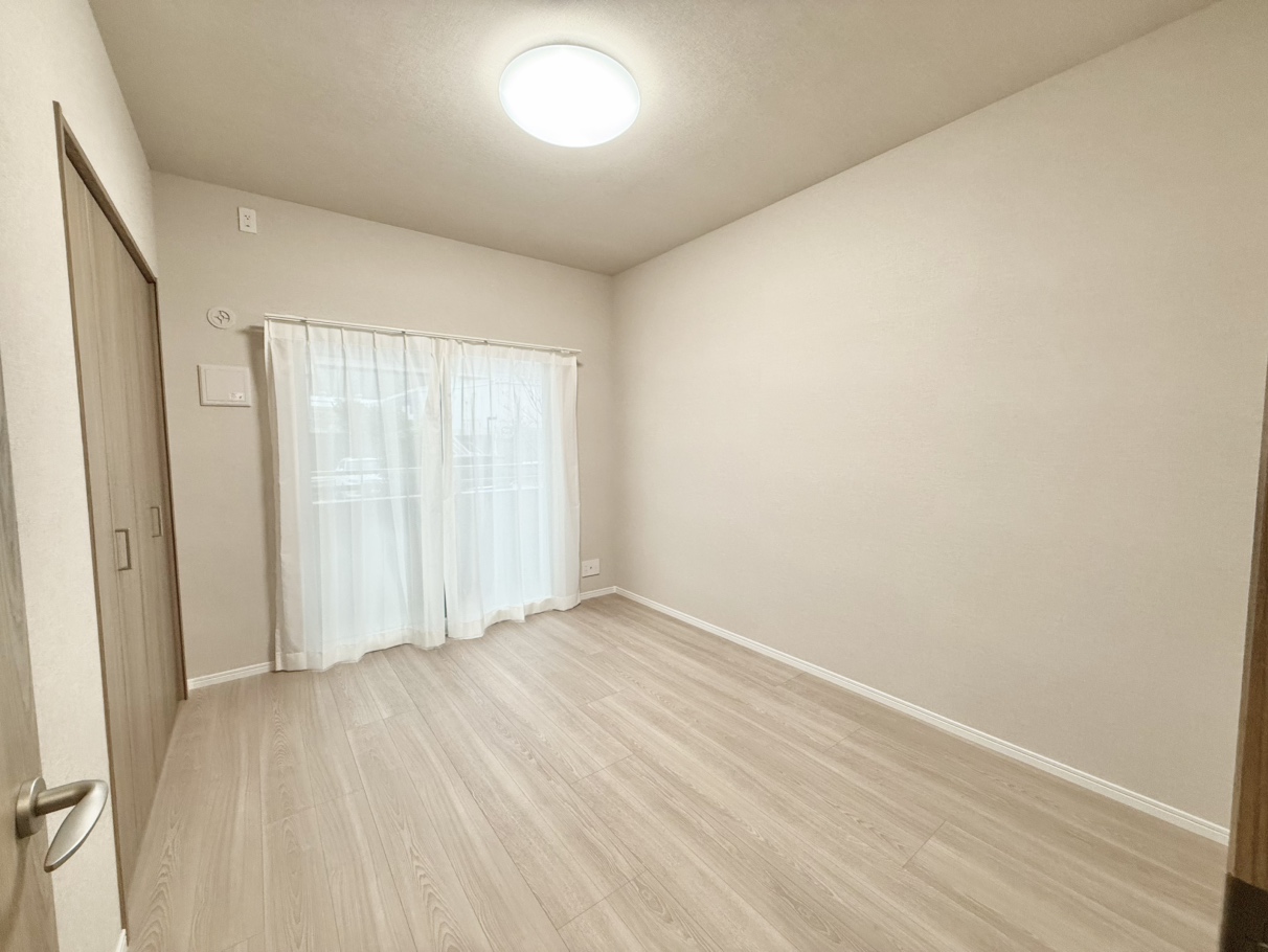 収納付きの洋室です。