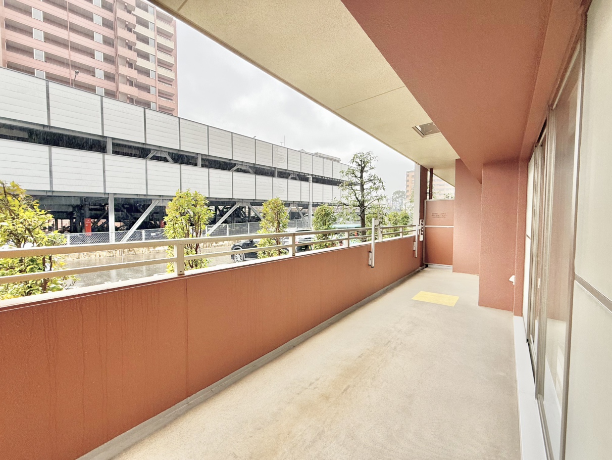 横幅のあるバルコニー。洗濯だけでなく、お水遊びやガーデニングも楽しめそうです。