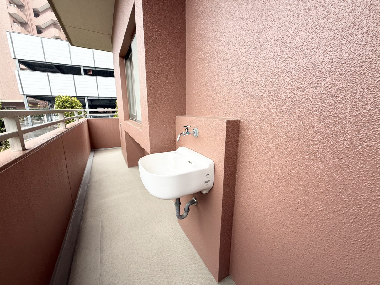 バルコニーに水栓があるので、掃除やお花の水やりにも便利です。