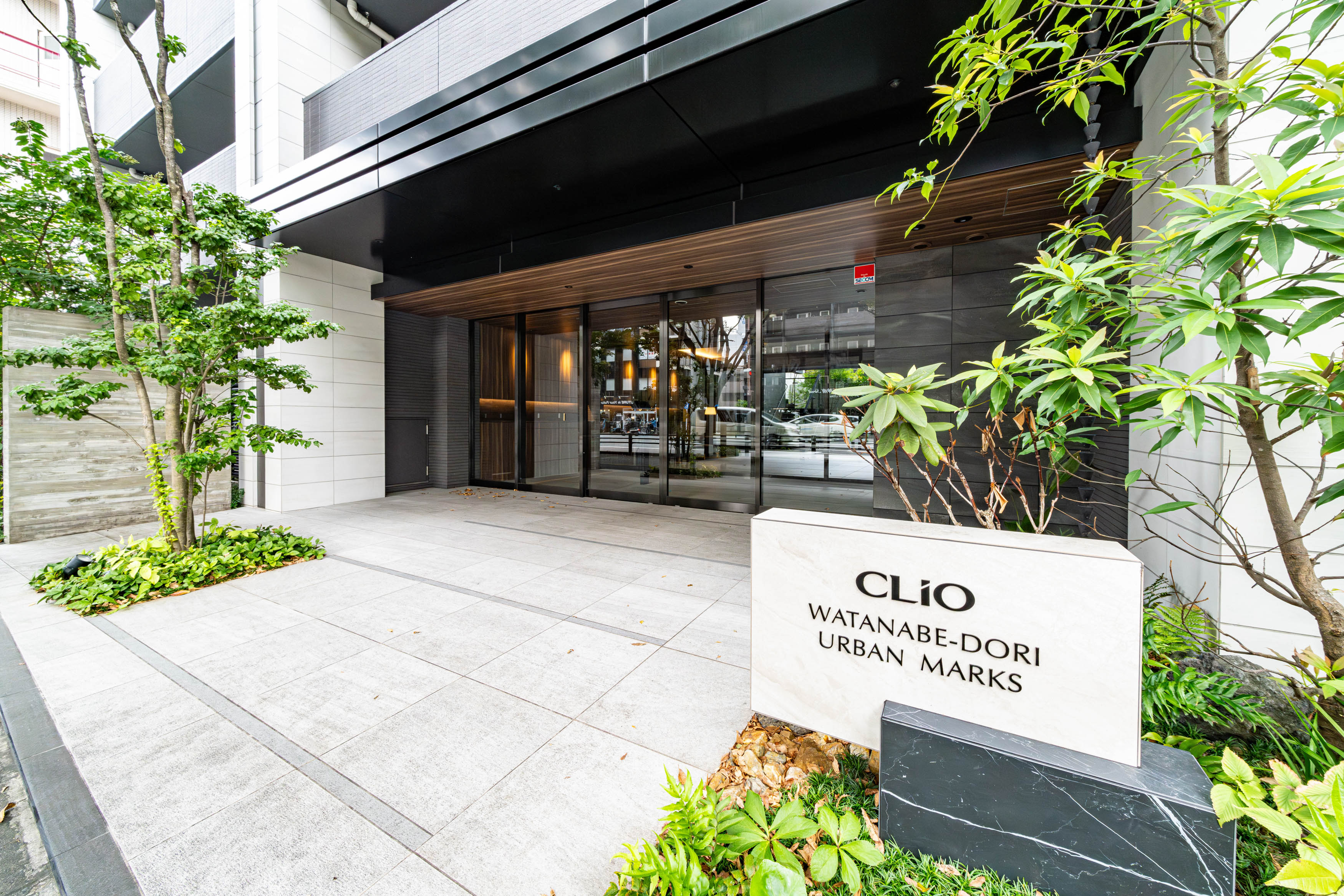 さりげなく植栽が整えられたエントランス。