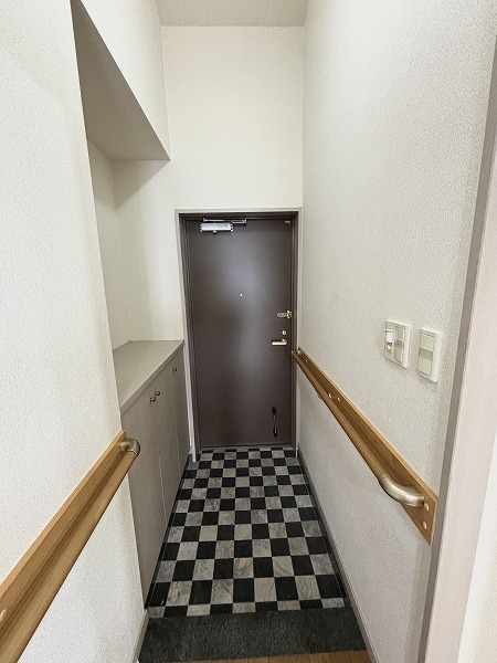 玄関にも手摺があるなど、全体的にバリアフリーになっています