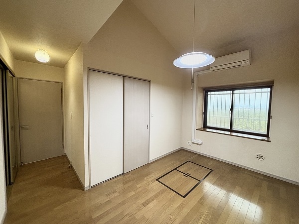 約7.4帖の洋室　クローゼットや床下収納有り