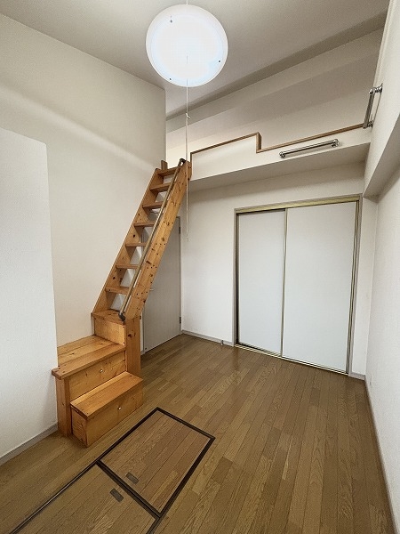 約5.3帖の洋室　ロフトへ上がる階段があります
