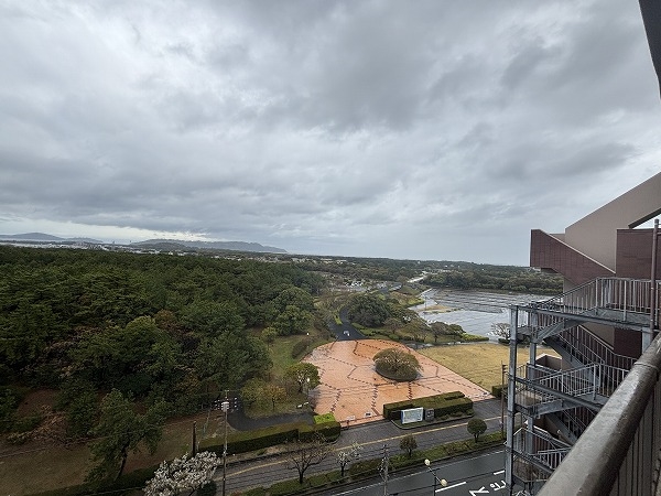 玄関側からは海の中道海浜公園が望めます