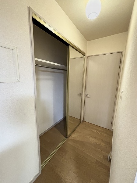 洋室のクローゼットは鏡付きの引き戸になっています