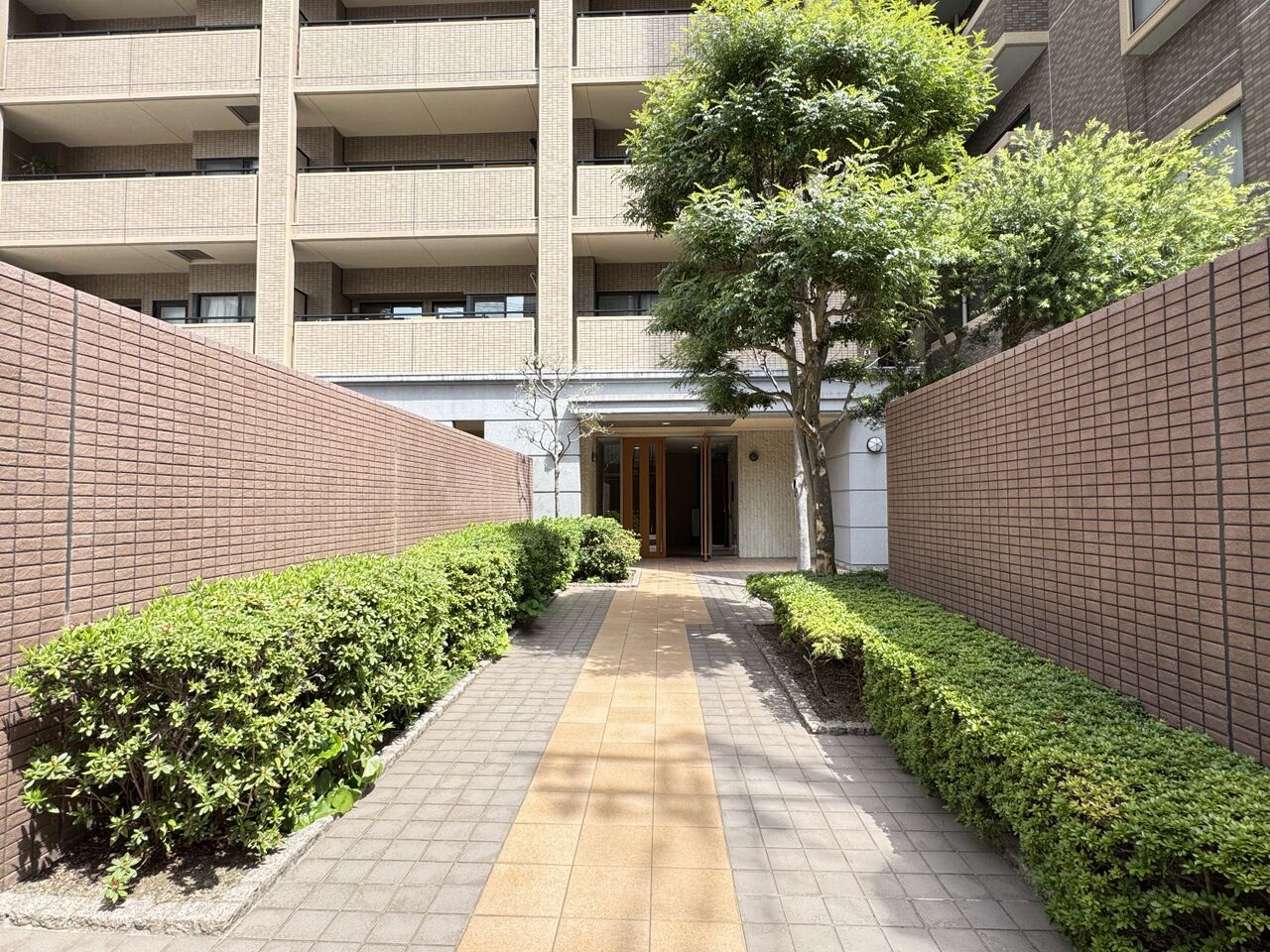 スーパーやコンビニ、学校が徒歩圏内にあり、利便性のよい住環境。