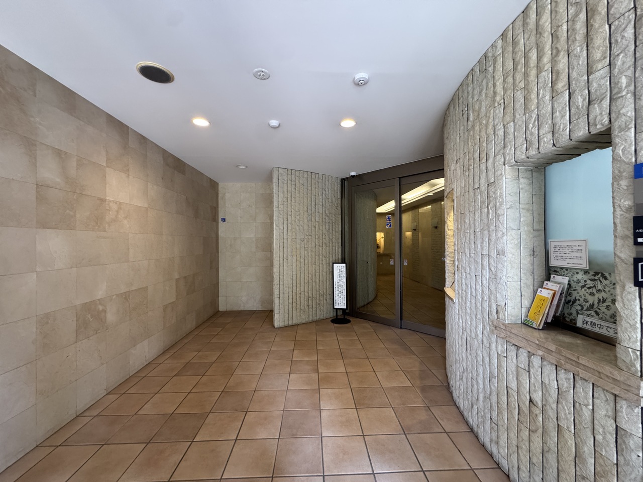 不在時や忙しい朝でも荷物を受け取れる、便利な宅配ボックスを完備。