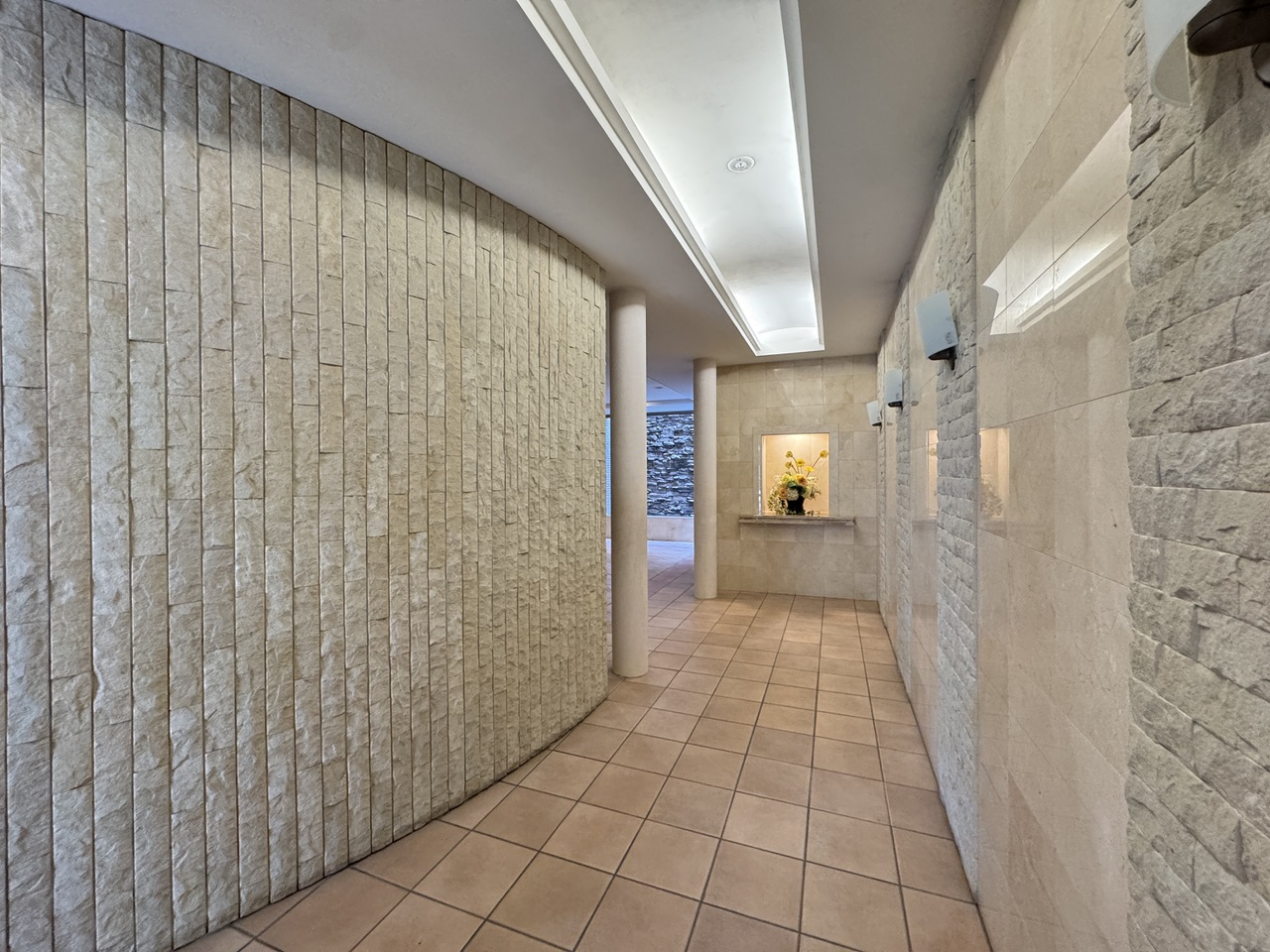 石目調のタイルで落ち着いた雰囲気のエントランス。丁寧に管理された清潔感のある空間です。