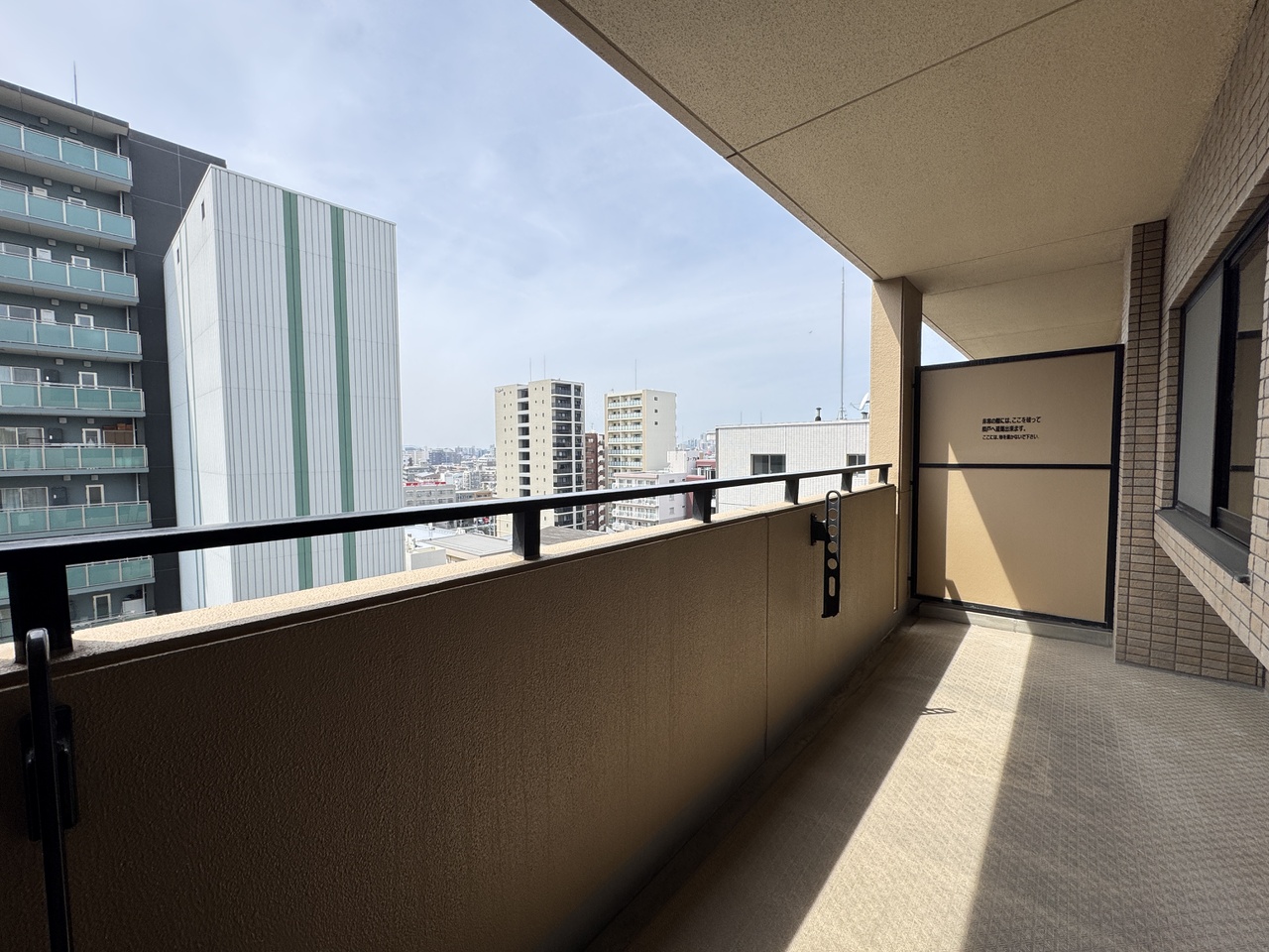 南西向きバルコニーにつき、陽当りが良く明るいお住まいです。