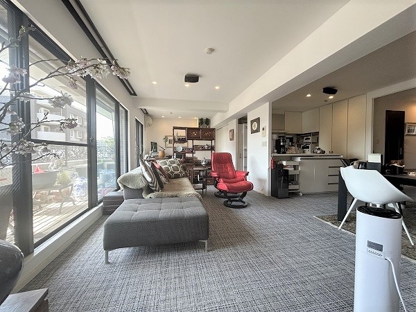 南側に面した明るいリビングです。