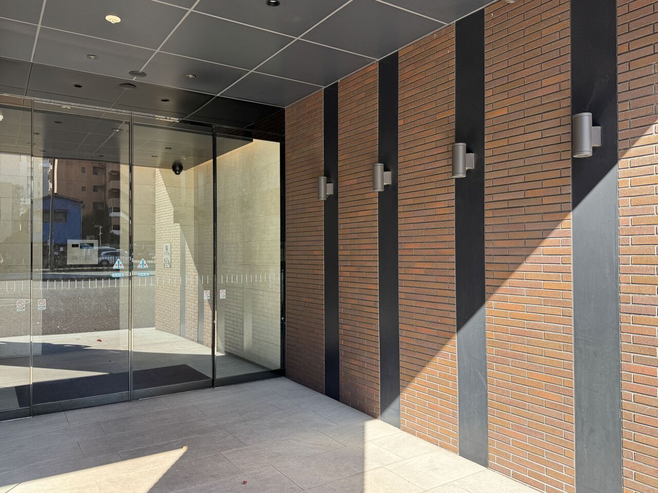 重厚感があり、洗練された印象のエントランス。陽光が差し込み、開放感と安心感を兼ね備えた心地よい空間です。