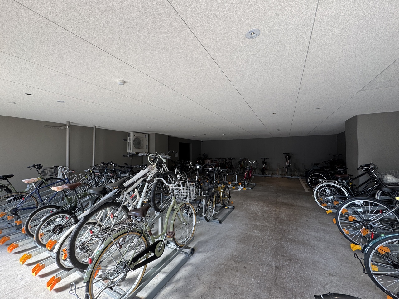 雨風を防げる敷地内駐輪場です。使用料は無償。自転車には1000円、ミニバイクには3000円ステッカー代が必要となります。