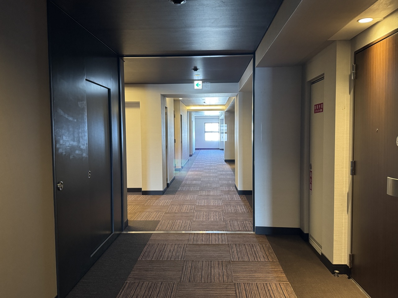 落ち着いた照明と上質なカーペットが敷かれた共用廊下は、ホテルライクな空間です。細部まで丁寧に設えられた空間が、住まう人の品格と快適性を引き立てます。