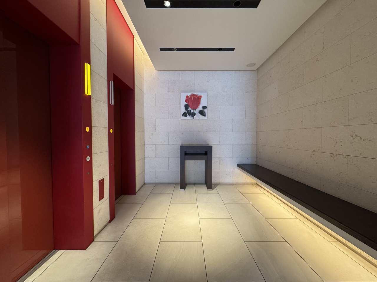 総戸数199戸のマンション。エレベーターが複数基あるので、朝など通勤時の混雑緩和に繋がります。エレベーター前には荷物を置いたり、座って待ったりできるベンチがあります。