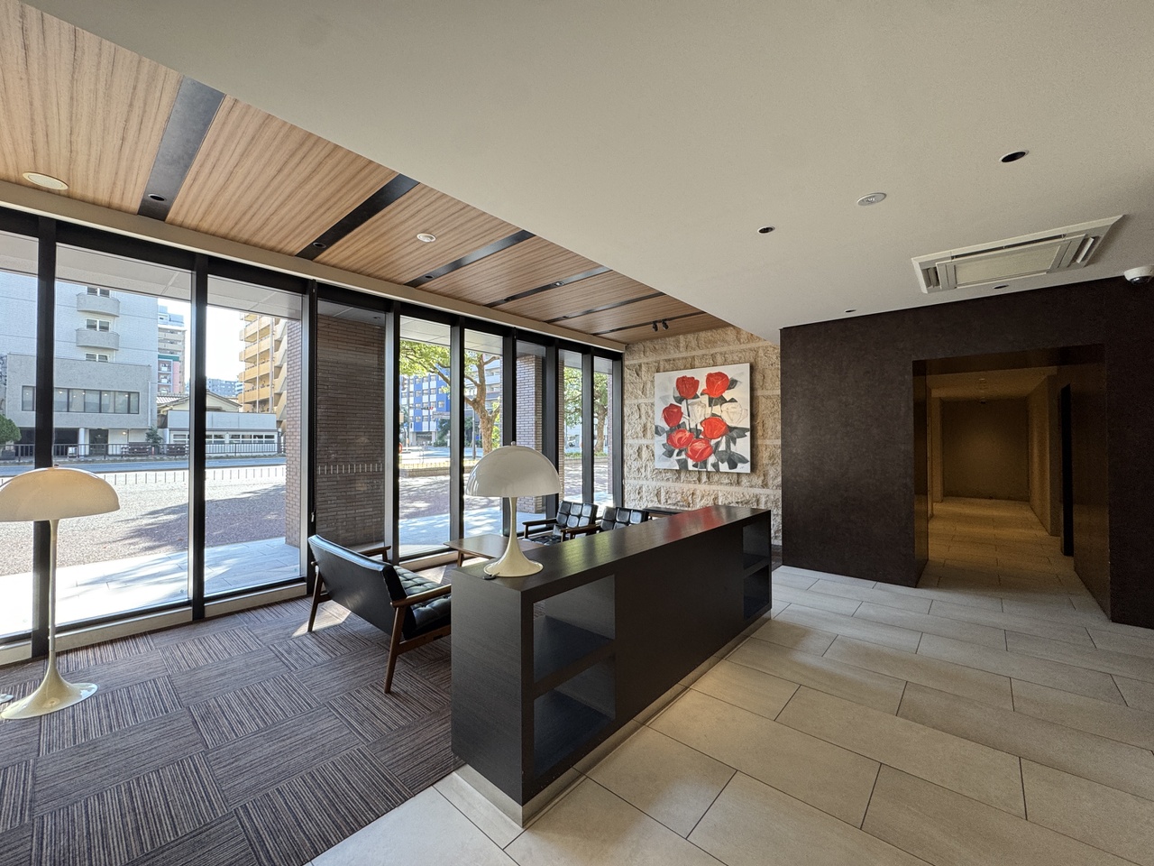 大理石調の床やアートが彩るロビーは、まるでホテルのラウンジのような品格ある空間です。自然光が差し込む開放的な内装に洗練されたインテリアが調和し、訪れる人を優雅に迎え入れます。