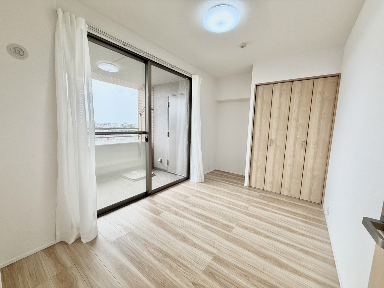 リビングに隣接する約5.5畳の洋室。バルコニーに面した明るい空間です。