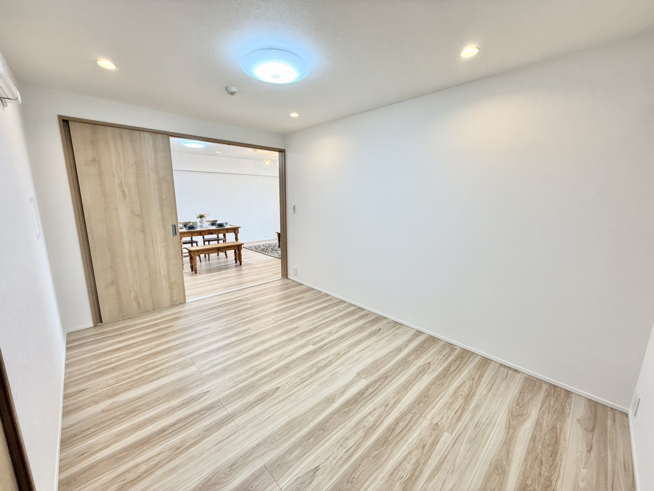 リビングに隣接した約6.8帖の洋室。引戸を開けると、より開放的な空間に演出できます。