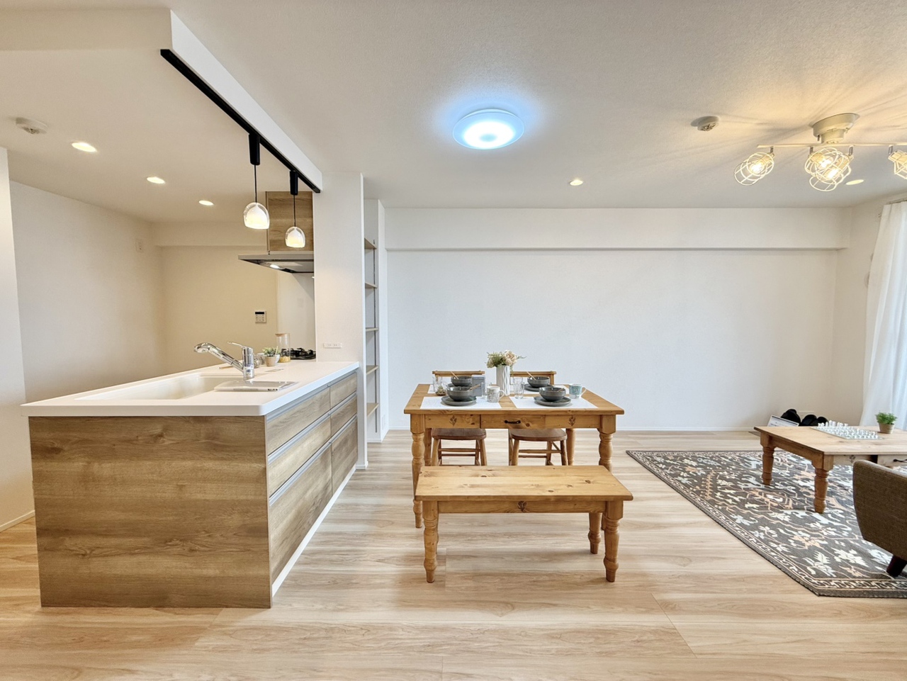 対面式キッチン採用。リビングで寛ぐご家族を見ながら安心してお料理ができそうですね。※設置されているインテリア家具はディスプレイ用になります。