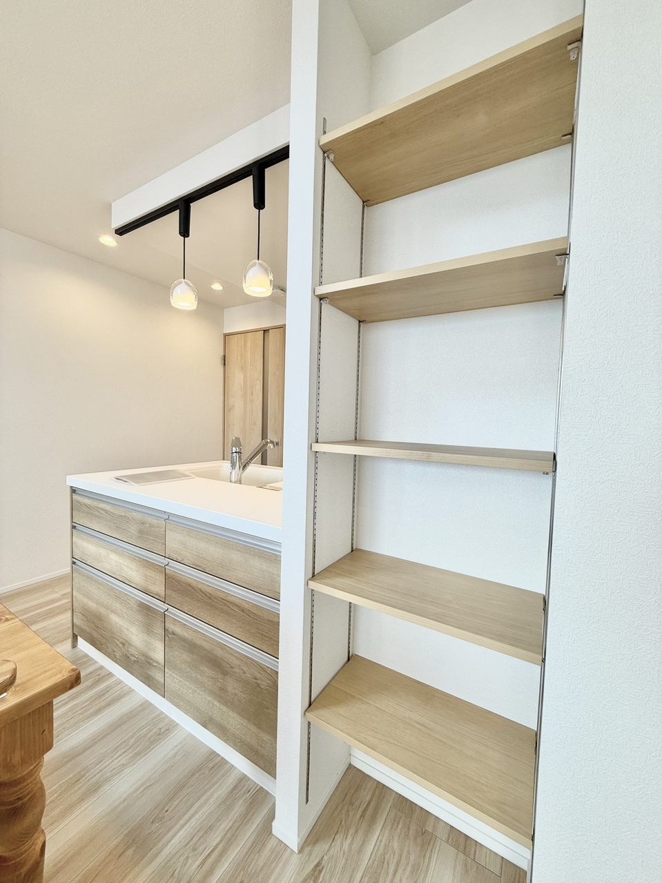 使いたいモノが、さっと取り出せるリビング収納がございます。