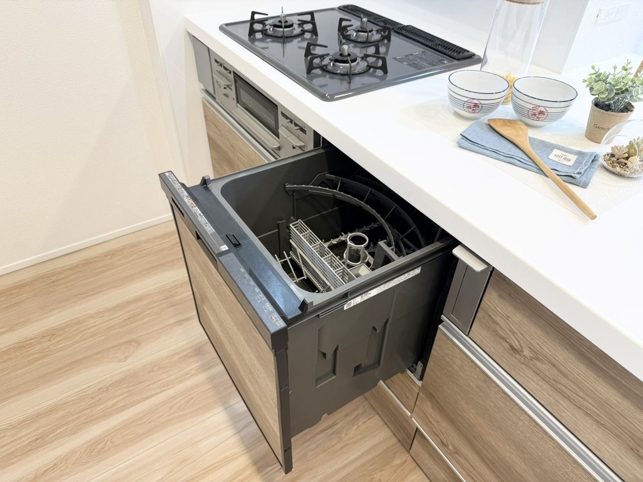 節水になり、家事の時短も助けてくれる食洗機付きシステムキッチン。