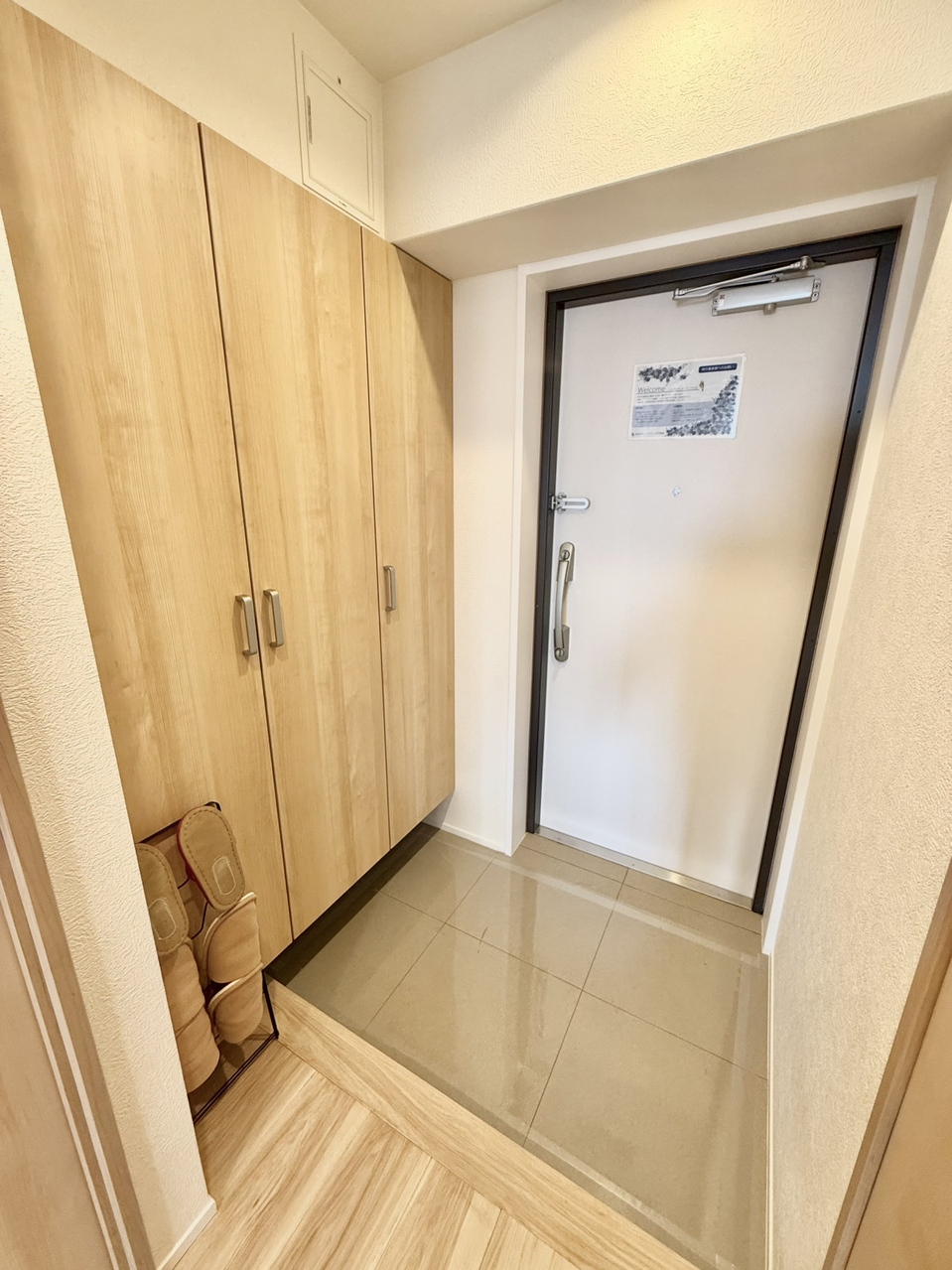 玄関にはシューズインクロークがございます。靴以外のかさばる物もまとめて収納できるため、玄関周りがいつでもスッキリ片付きます。