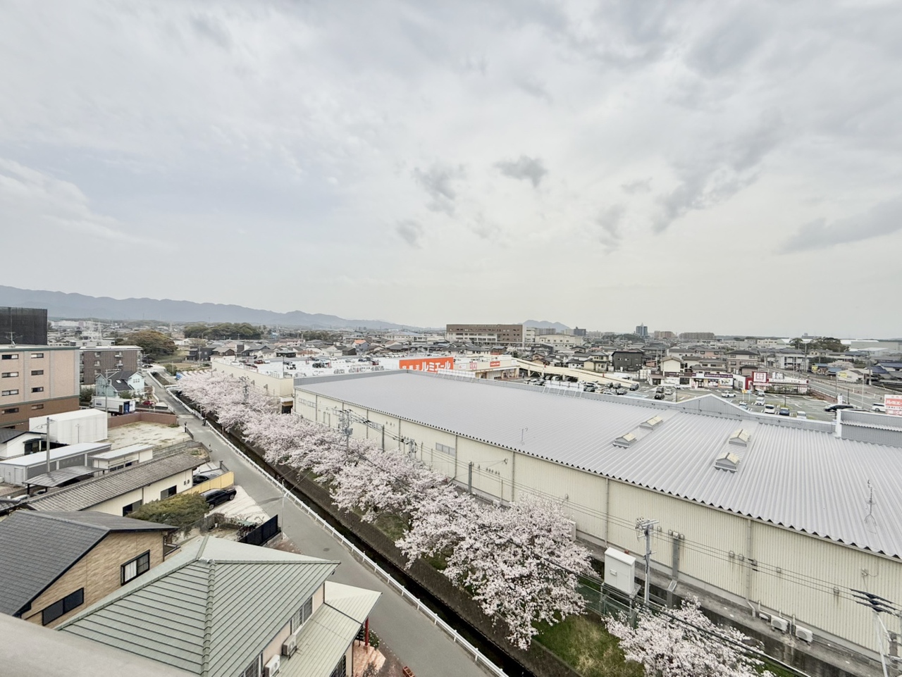 バルコニーからの眺望です。遮るものがなく、街並みを一望できます。