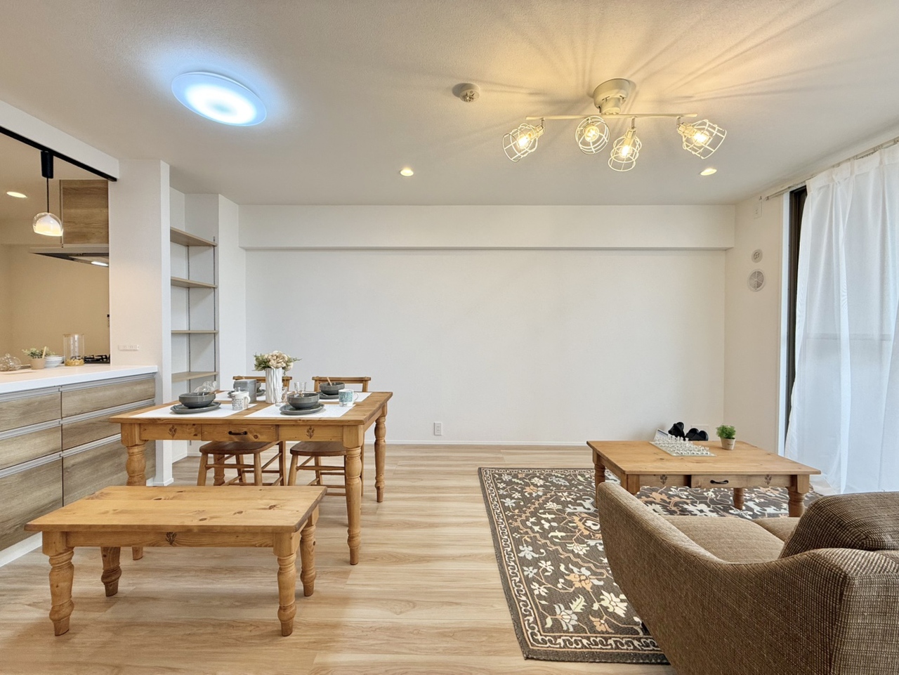 新品の設備が揃った３LDKリフォーム物件です。※設置されているインテリア家具はディスプレイ用になります。