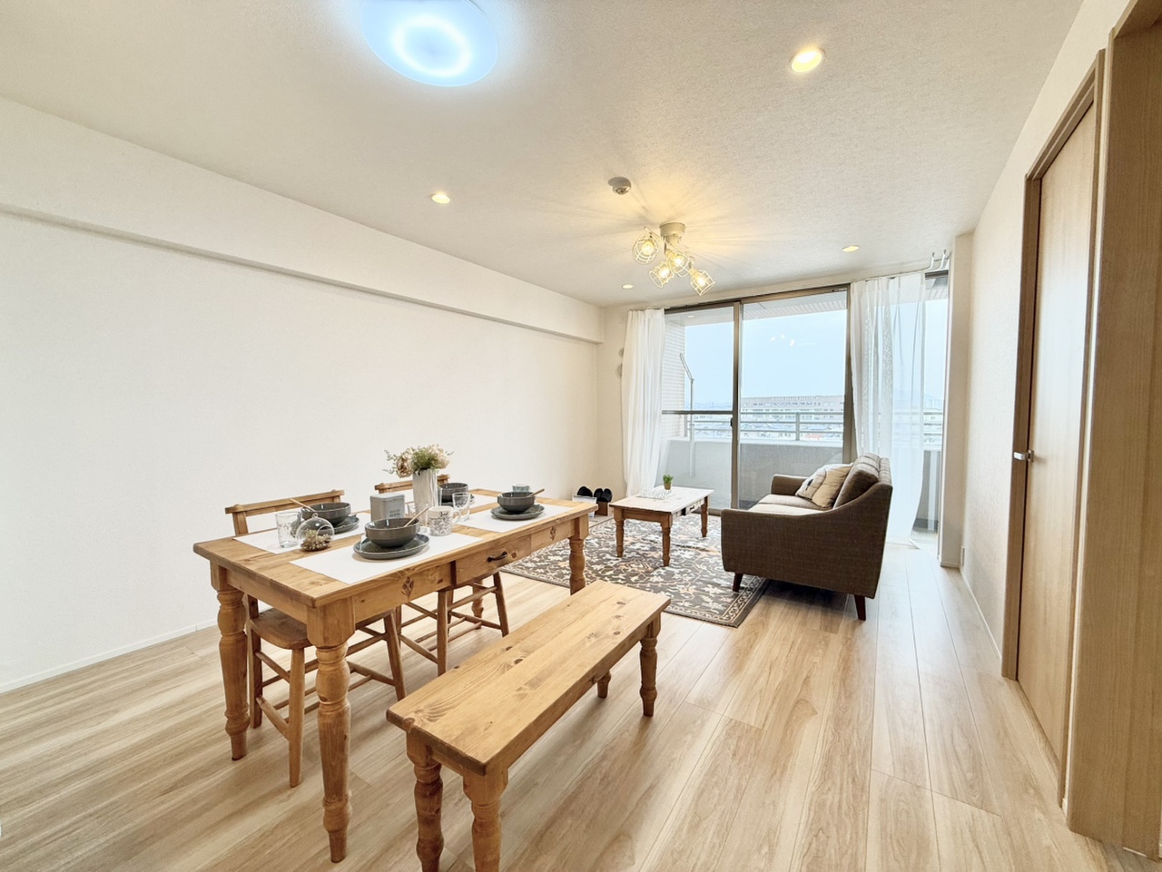 約14.7帖のLDK。南向きの窓からたっぷりの光が差し込み、明るく快適な空間を実現。※設置されているインテリア家具はディスプレイ用になります。