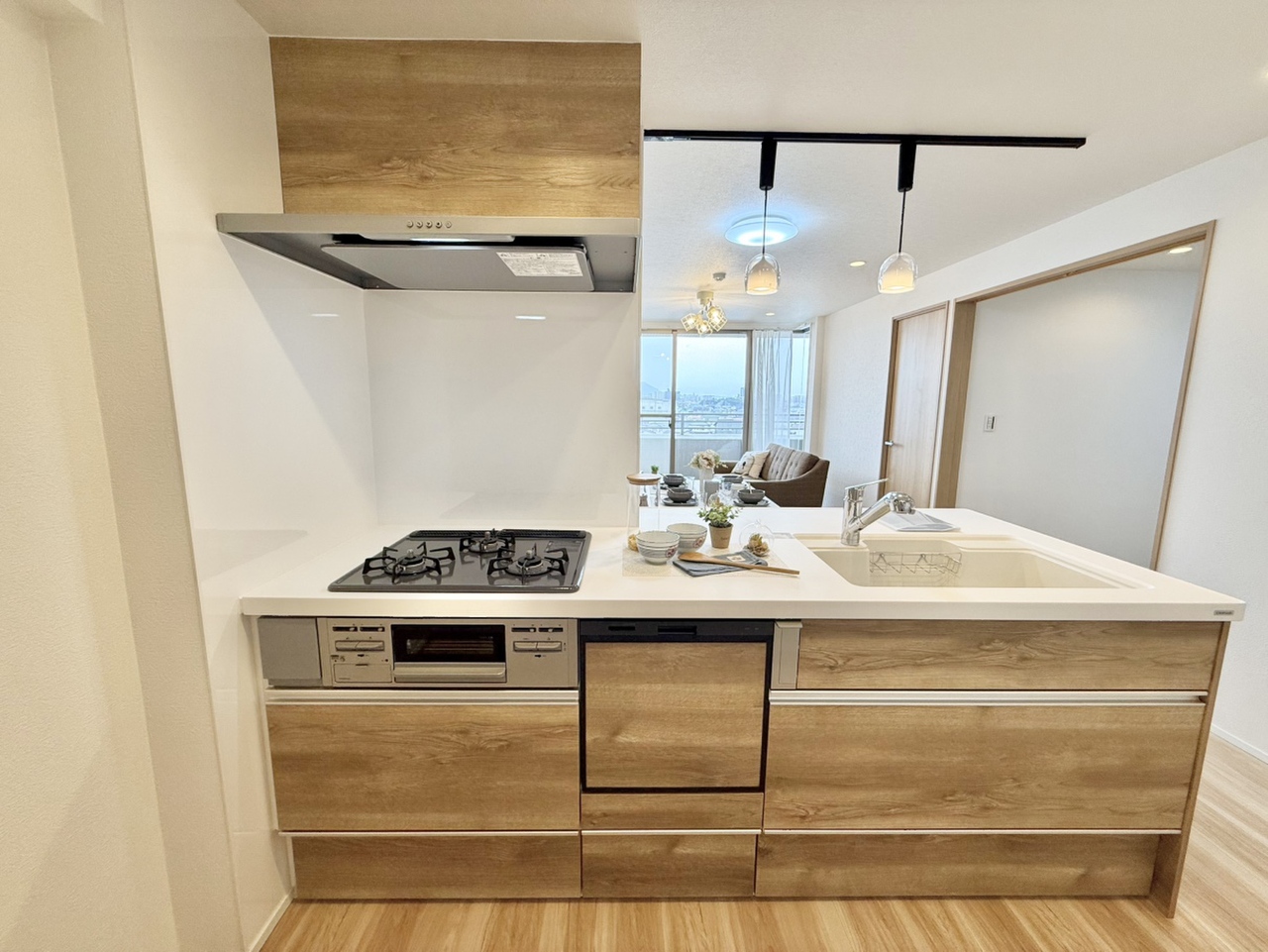 お手入れ・掃除がしやすい3口ガスコンロ付きシステムキッチン搭載。