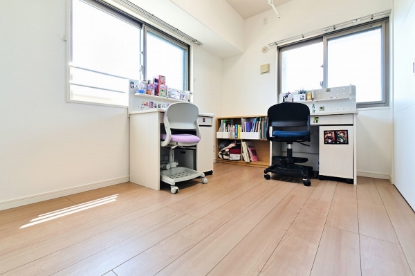 リビング横の約5.2帖洋室、角部屋ならではの2面採光！
