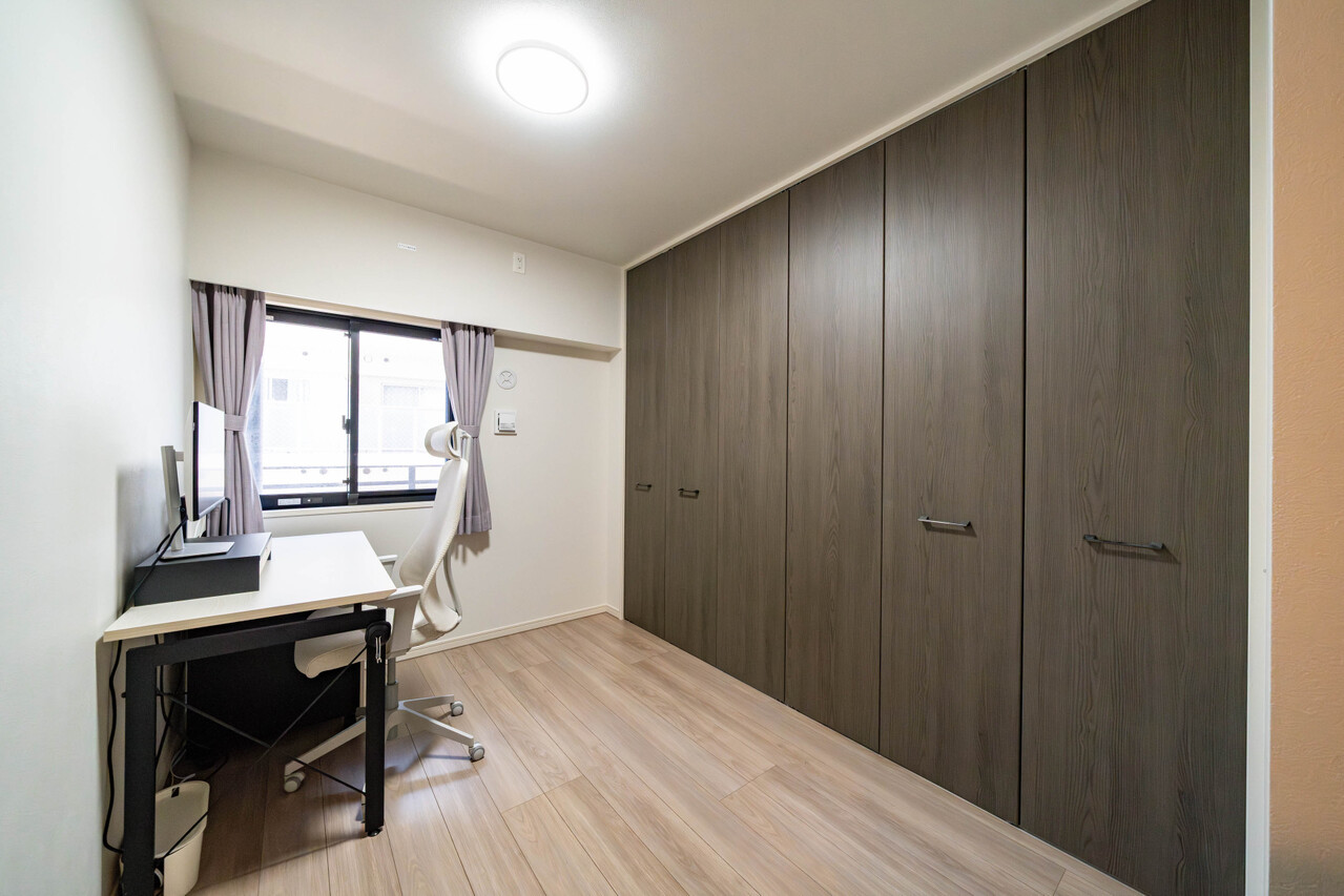 約4.8帖の洋室。お仕事や趣味の部屋に使うこともできますよ。