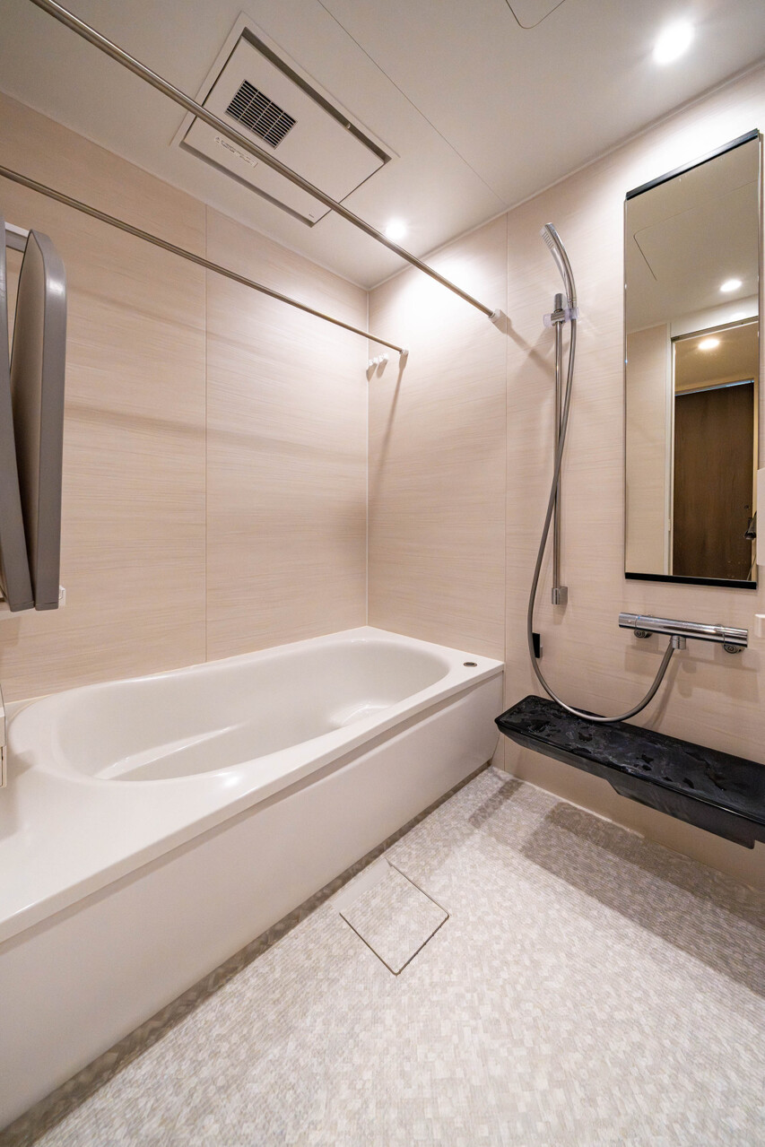 落ち着いた色味の浴室。床はクッション性があり断熱機能にも優れています。