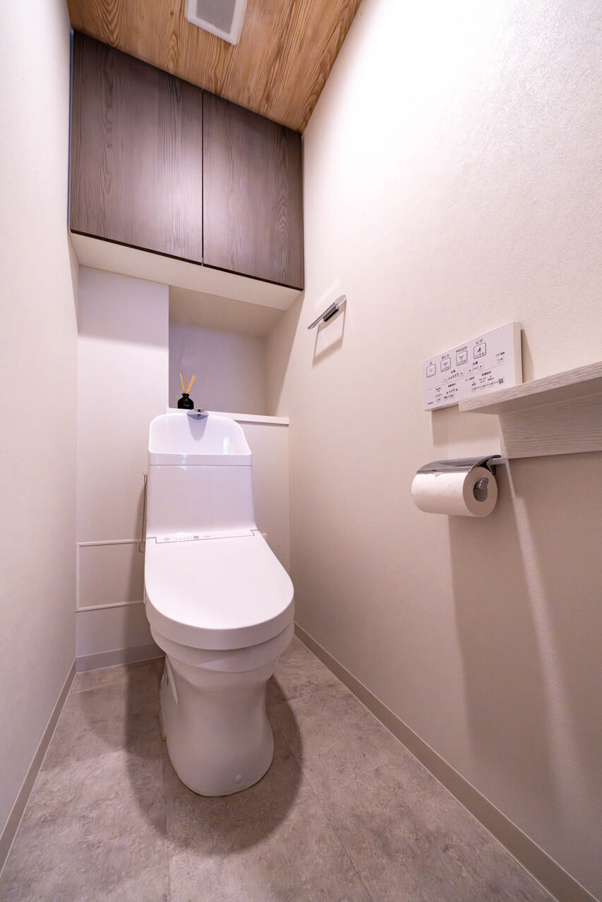 節水機能のあるトイレ。上部の吊戸棚もうれしいですね。