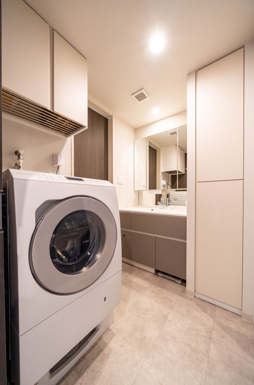 洗濯機置き場の上にも吊戸棚を増設。洗剤、洗濯ネットなど頻繁に使うものを近くに収納出来て便利です。