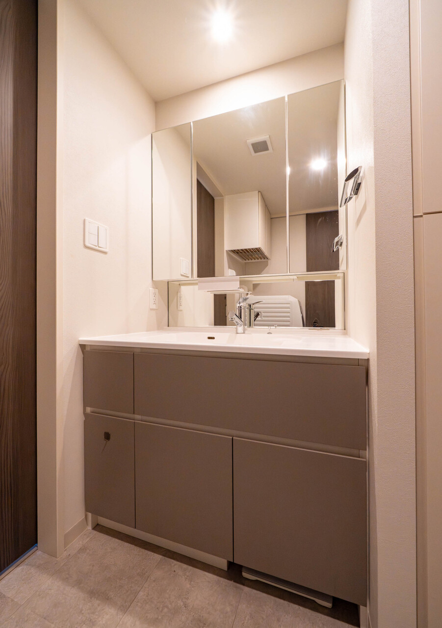 シャープなデザインの洗面台は天板とボールとの継ぎ目がなく、お掃除も簡単です。