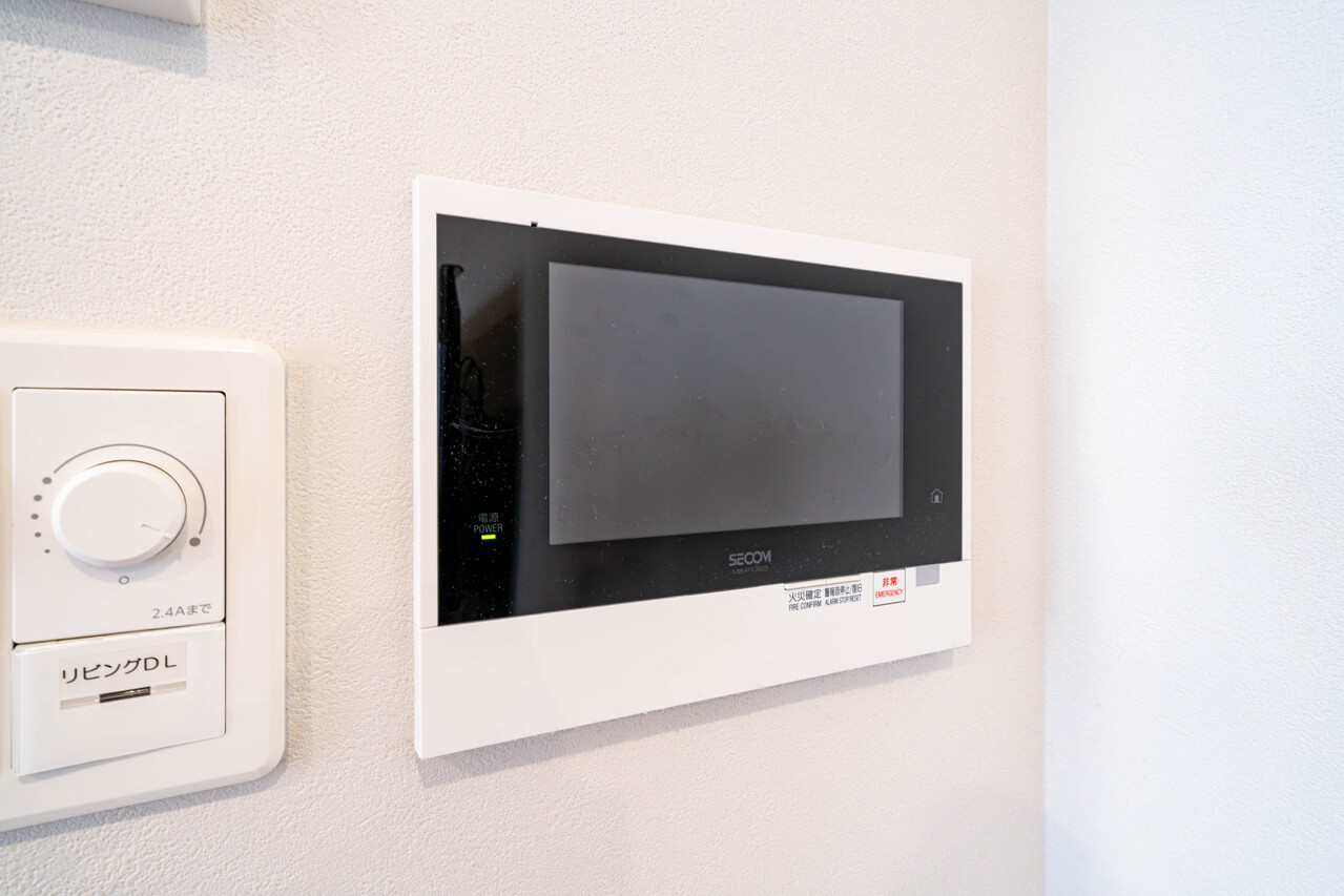 モニター付きインターフォンで来訪者の顔が見れて安心です。