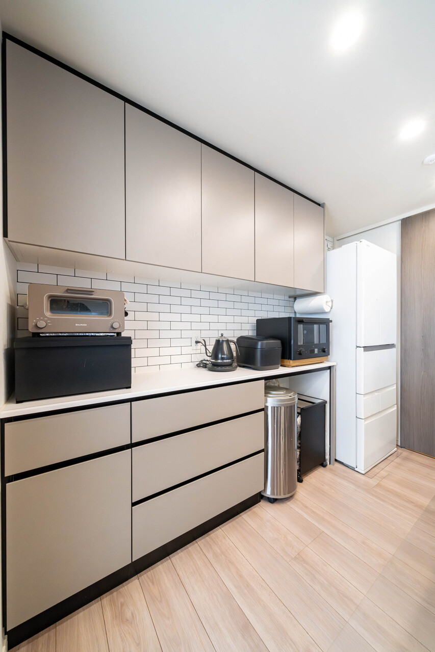 増設されたカップボード。収納豊富で、キッチン周りの整理整頓に役立ちます。