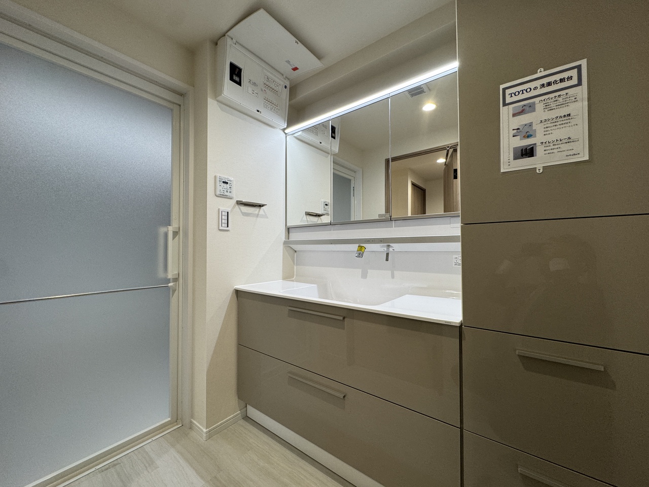 洗面台は、たっぷりの収納スペースを確保。バスタオルや入浴剤などの収納に困りません。