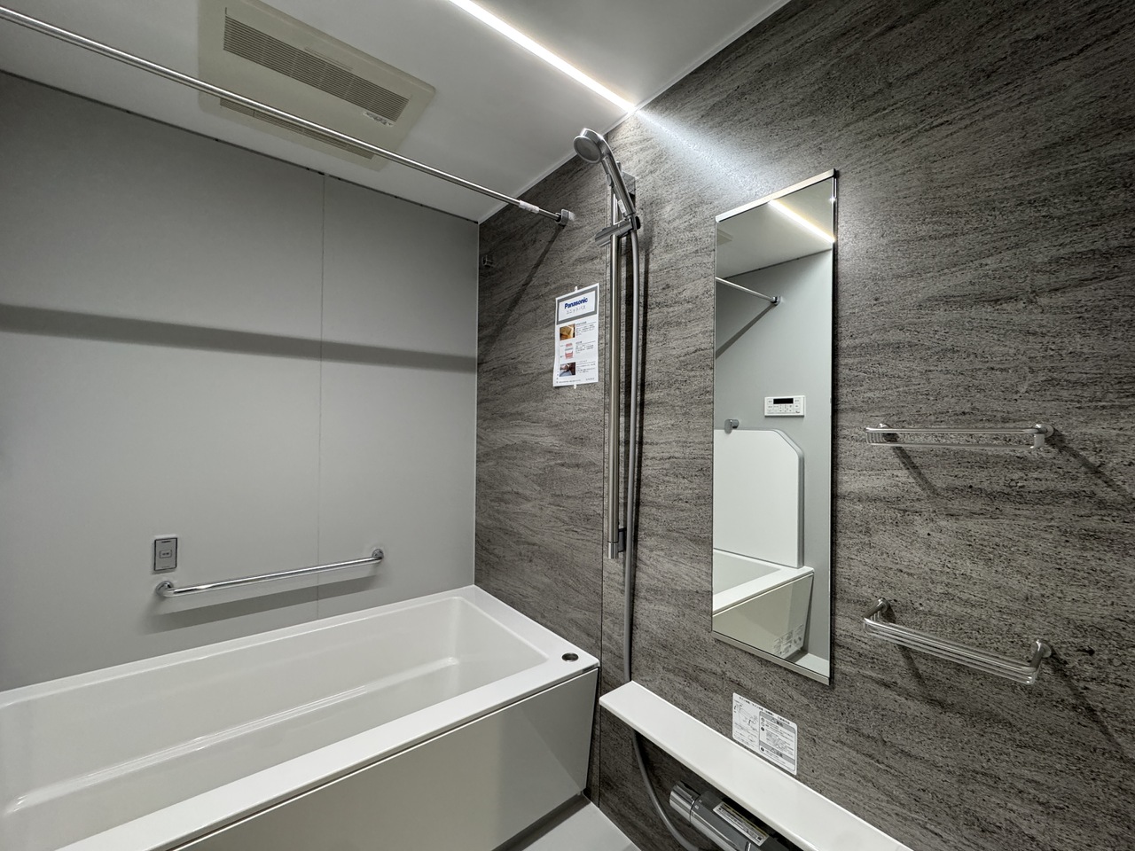 足を伸ばしてくつろげる、ゆったりとした1418サイズの浴室です。