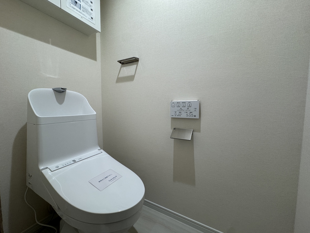 新品のウォシュレット付きのトイレを設置いたしました。