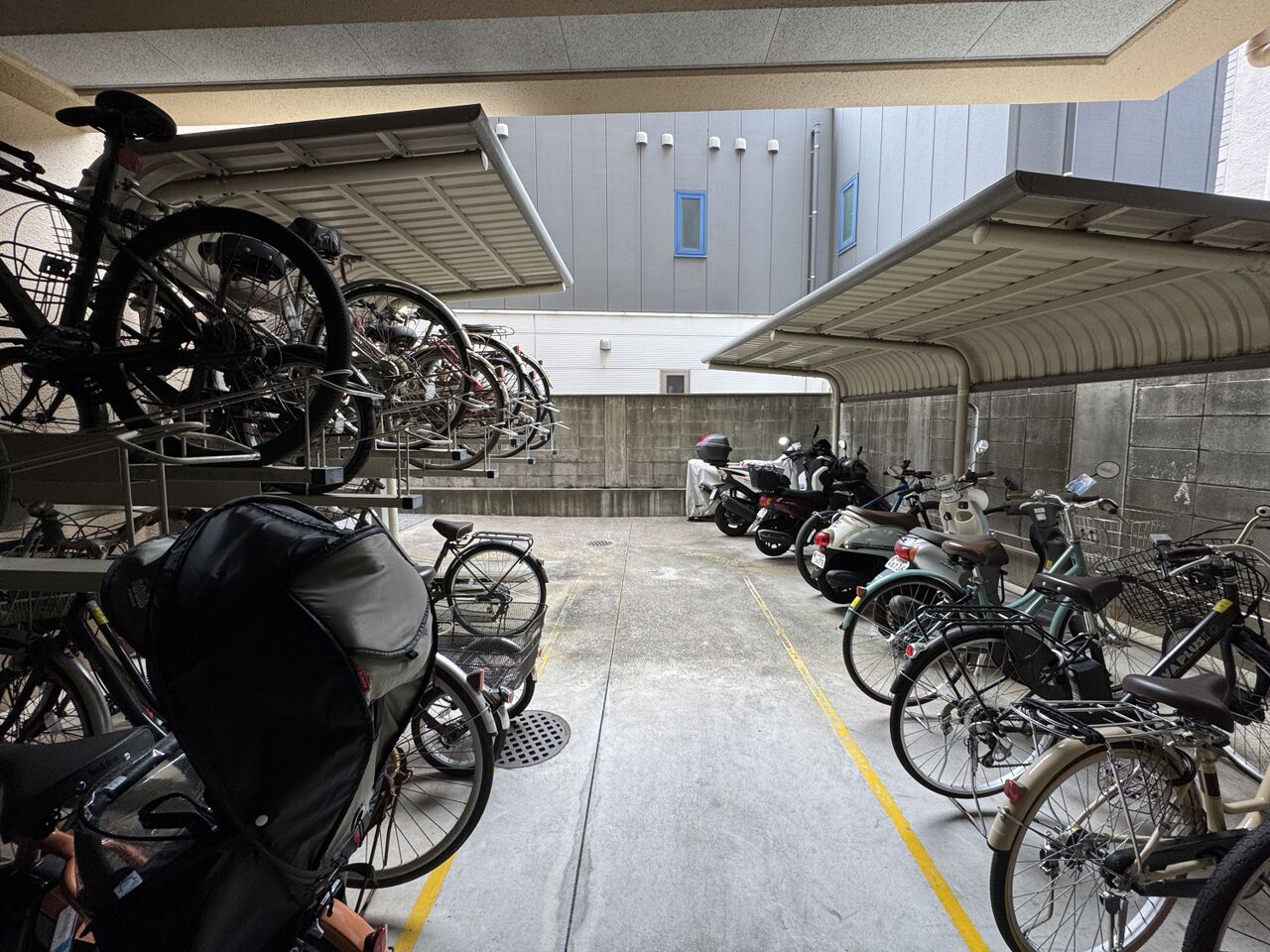 敷地内に屋根付きの駐輪場がございます。